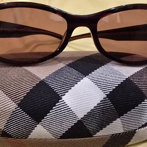 Burberry - Genuine sunglasses with case - Women Made in Italy